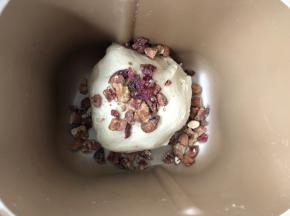 揉出手套膜后再加入自己喜欢吃的干果，揉均匀