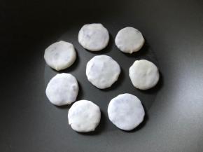 翻面轻轻压一下，放入不粘锅中小火煎熟即可，不用刷油