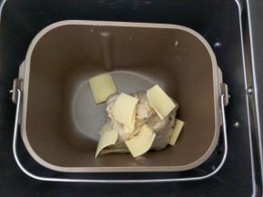 加入软化好的黄油，再次揉面10分钟