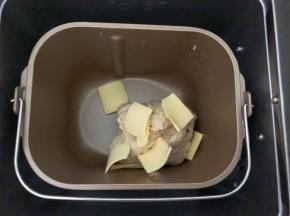 加入软化好的黄油，再次揉面10分钟