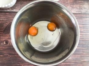 一个全蛋一个蛋黄打入盆中