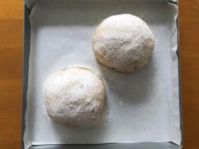 发酵至一倍大，表面筛少许高筋面粉