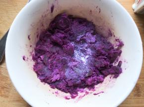 倒入适量牛奶，让紫薯更加湿润