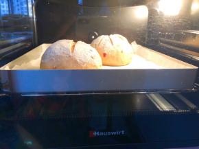 放入预热好的烤箱中层，上下火180度28分钟，出炉冷却后再切片