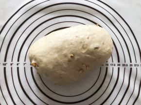 面团拿出反复揉排气