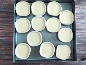 将蛋挞液倒入蛋挞皮中8分满