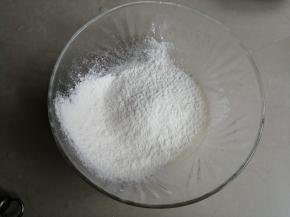 将面粉过筛进去