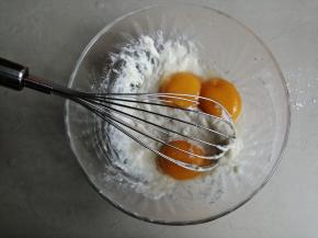 划Z字拌至不见干粉，把蛋黄倒入