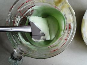 其中一份的蛋白霜，取1/3蛋白霜与加了色素的蛋黄糊翻拌均匀，再倒回剩余的蛋白霜里，翻拌成细腻的蛋糕糊