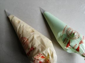 另一份蛋白霜，与原色的蛋黄糊翻拌好，做法一样。将两种颜色的蛋糕糊分别装在两个裱花袋里，剪个小口