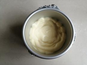 再把原色的蛋糕糊挤入，轻震一下模具