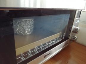 放入已经提前预热到上火120度，下火150度的东菱K40C烤箱下层，烘烤30分钟左右（实际烘烤温度要根据自家烤箱脾气而定）。时间到，把蛋糕取出，在桌面上摔一下，震出热气，倒扣，晾凉后才脱模