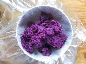 将紫薯放入保鲜袋中，揉成圆形