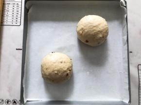 分成均等的两等份，放入烤箱二次发酵40分钟