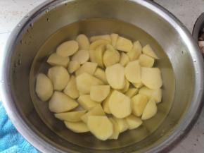 土豆去皮切滚刀块，冷水浸泡备用。