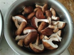 香菇去掉根部洗净。