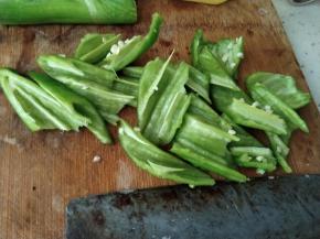 尖椒洗净撕成块状。