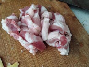 猪五花切大片。