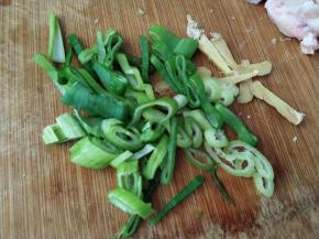 生姜切丝，大葱切小段。