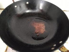 锅内入油热锅，加入花椒、大料面炒香。