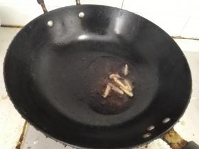 下姜丝，炸香。