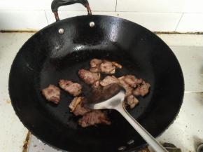 放入肉片，翻炒均匀。