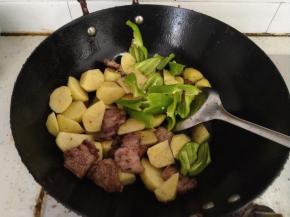 把土豆沥水跟尖椒一起放入。