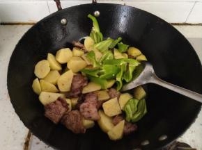 把土豆沥水跟尖椒一起放入。