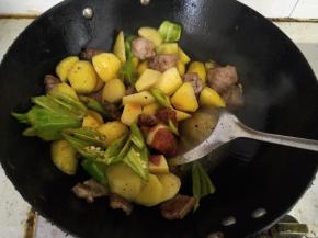 放入豆瓣酱，大火炒匀。