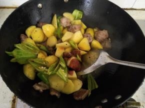 放入豆瓣酱，大火炒匀。