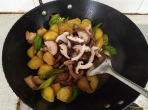 香菇沥水后加入。