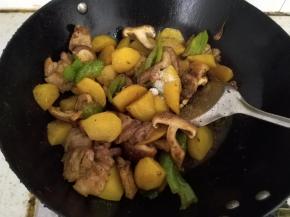 加盐、糖，再次炒匀。