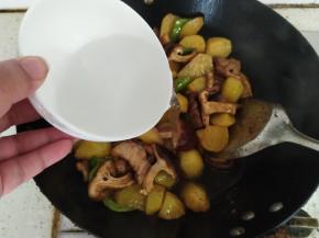 倒入一碗水，简单拌匀，盖上盖子，转中小火炖十分钟左右。