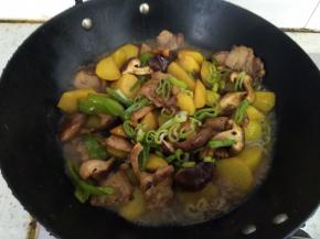 打开盖子，撒上葱末。