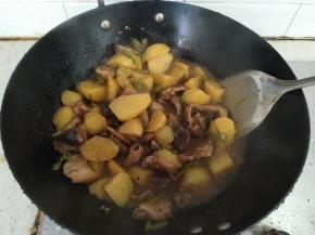 大火收汁，非常简单的一道家常菜就完成了。