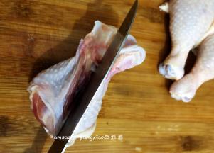 竖着切一刀，轻轻松松就把鸡腿肉给取下来了