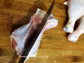 竖着切一刀，轻轻松松就把鸡腿肉给取下来了