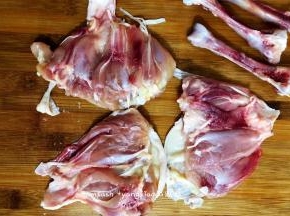 三个鸡腿肉都取好，如图