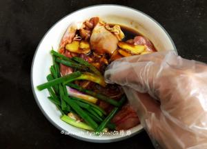 戴上一次性手套，把鸡腿肉抓均匀