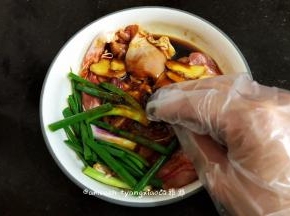 戴上一次性手套，把鸡腿肉抓均匀