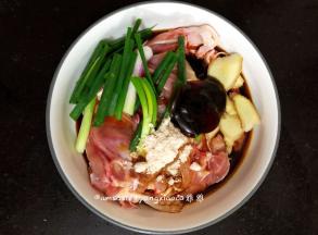 取好的鸡腿肉都放进碗中，把葱，盐焗鸡粉，生抽，蚝油，老姜，都一起放入碗中