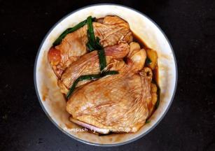 用保鲜膜包住，送进冰箱腌制，腌制1小时以上，这样更入味些