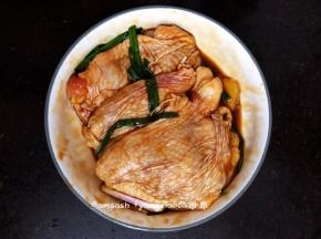 用保鲜膜包住，送进冰箱腌制，腌制1小时以上，这样更入味些