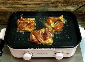 开启多功能锅，把火力开到最大，腌制好的鸡腿肉拿出来，皮朝下，先煎至出油质