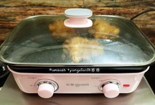 然后把鸡腿肉翻个面继续煎至，盖上盖子，这样可以缩短煎制时间，鸡腿肉熟得更快