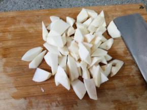 戴上手套把雾霾去皮切滚刀块（芋艿的汁液容易接触到的皮肤发痒，小心哦）切点葱花