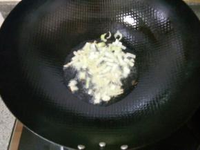 热锅凉油下葱花进去