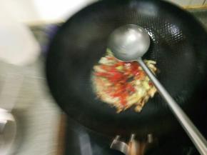再放一勺剁椒炒出香味（这照片糊的）