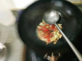 再放一勺剁椒炒出香味（这照片糊的）