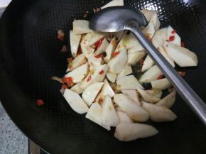 放芋艿下去翻炒